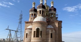 Small domes have been installed on the church in the Ukrainian Baroque style in the Varshavsky residential complex